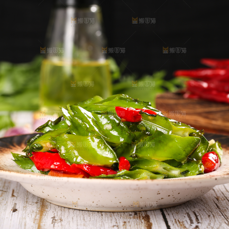 盘子里装着清炒四角豆