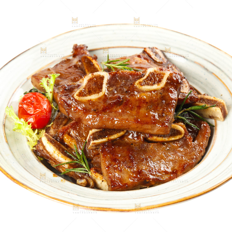 盘子里装着香煎牛仔骨
