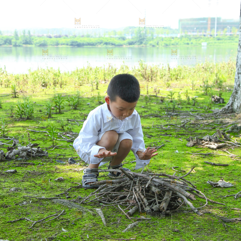 小孩子正在玩耍