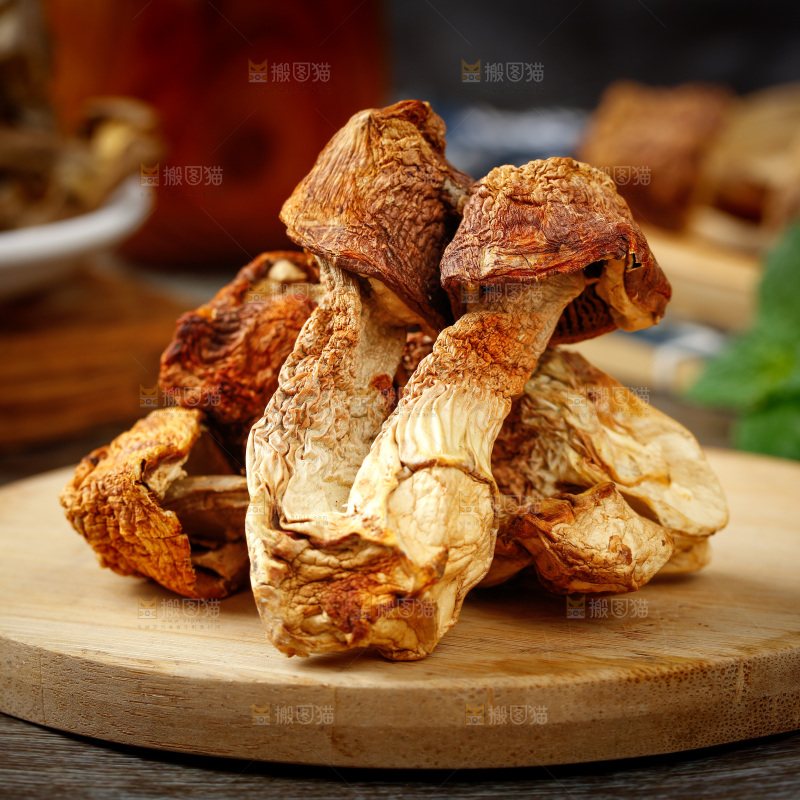 木板上和着姬松茸