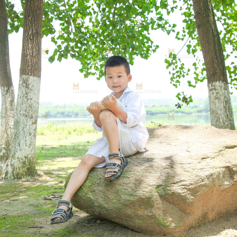 小男孩正在看书