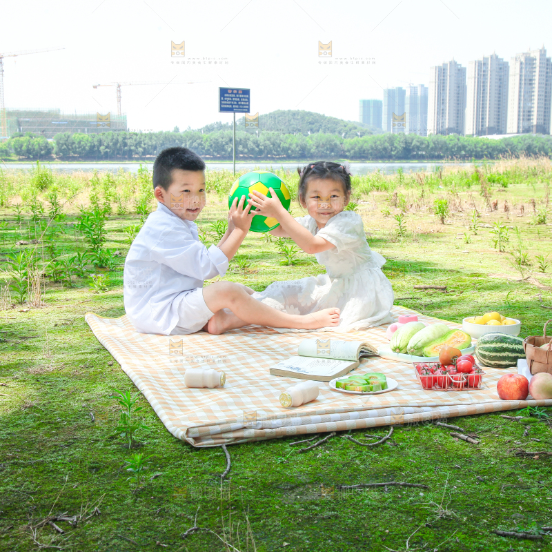 小孩子正在游玩