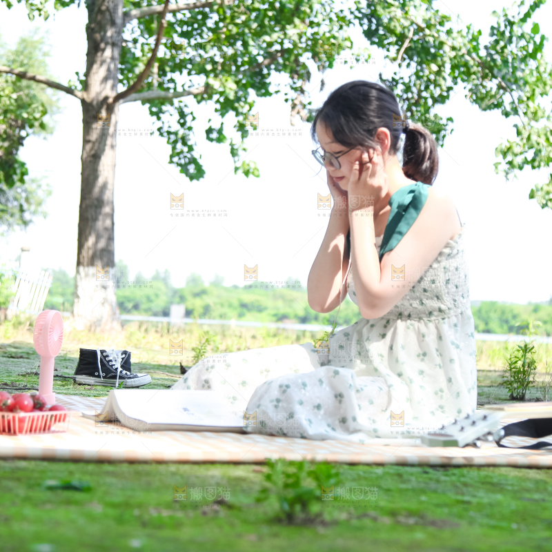 女孩正在玩耍