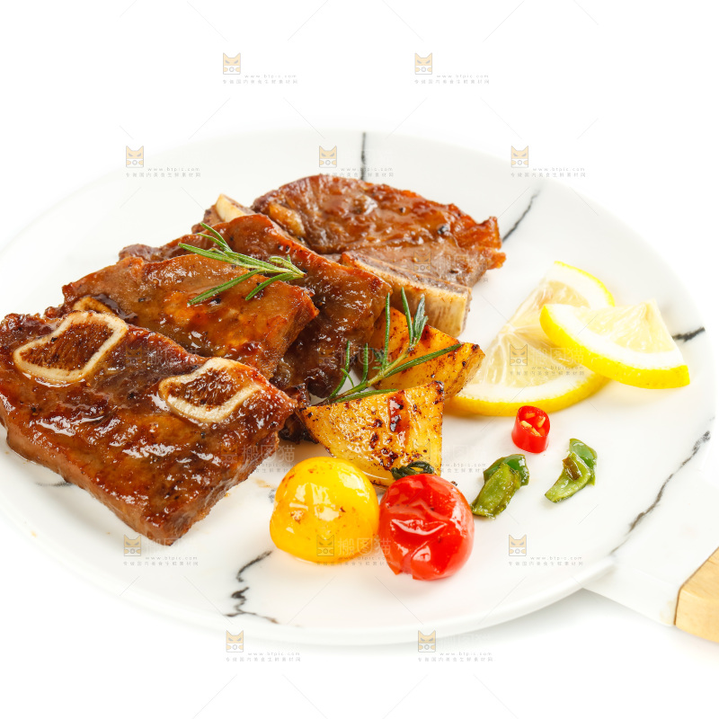 盘子里装着香煎牛仔骨