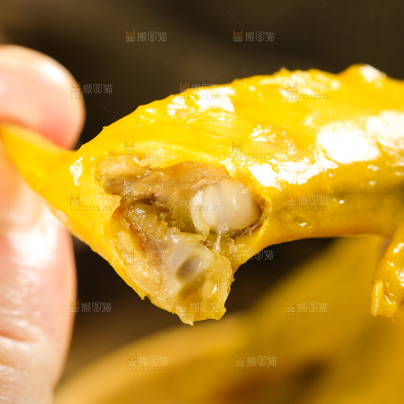 手里拿着盐焗鸡翅