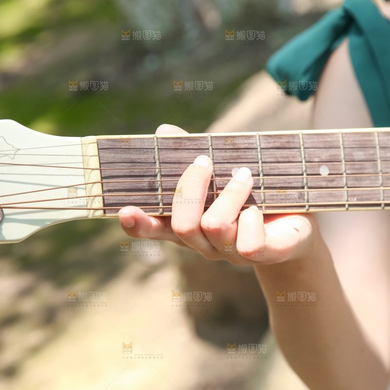 正在弹奏吉他