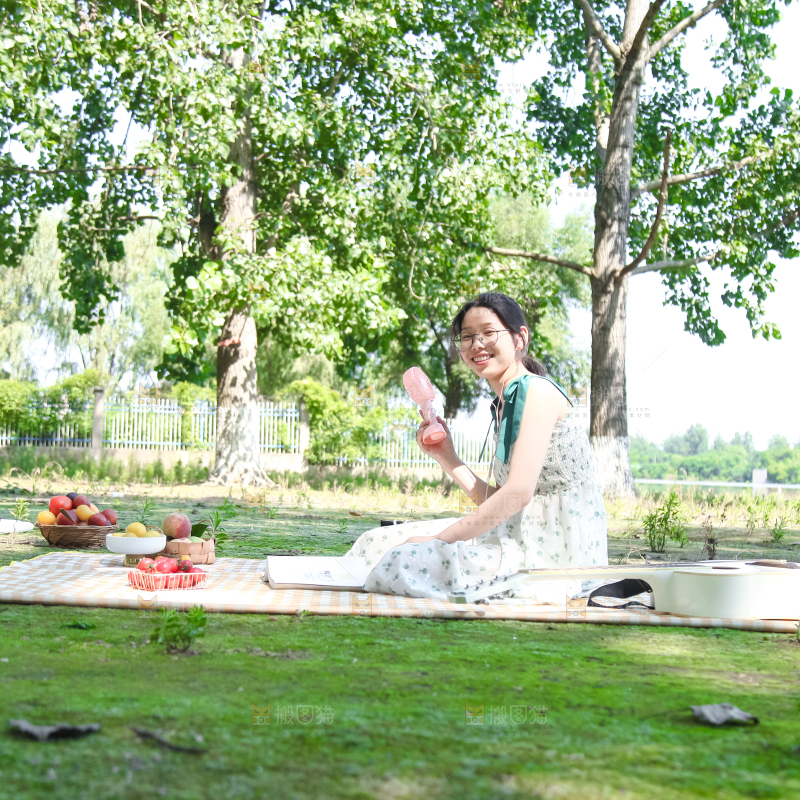 女孩正在玩耍