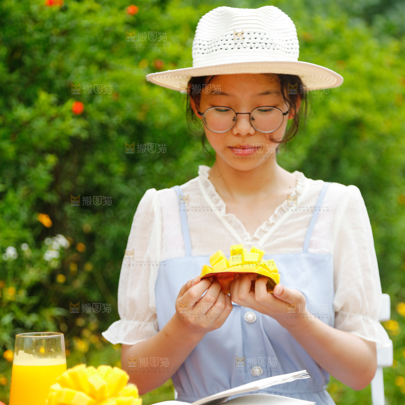 女孩手里拿着水果