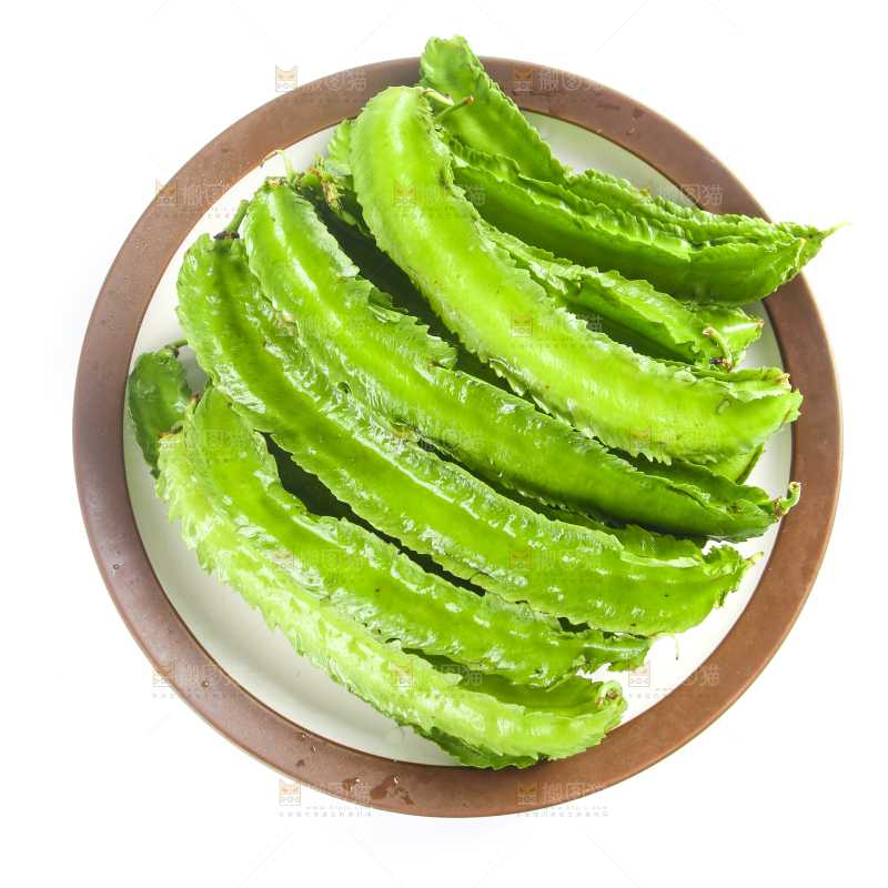 盘子里装着四角豆