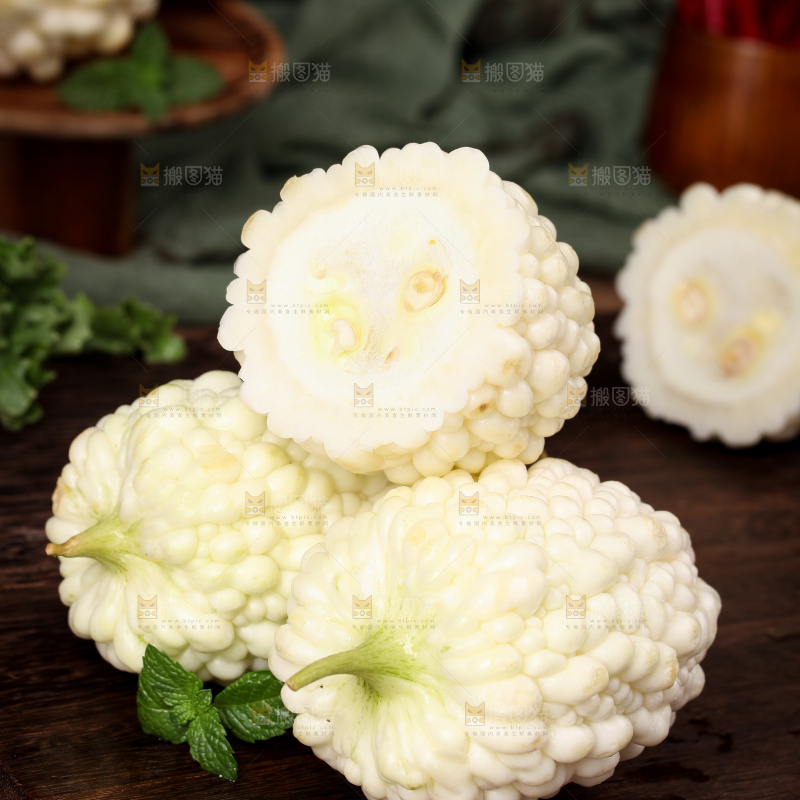 深底上摆放着苹果苦瓜