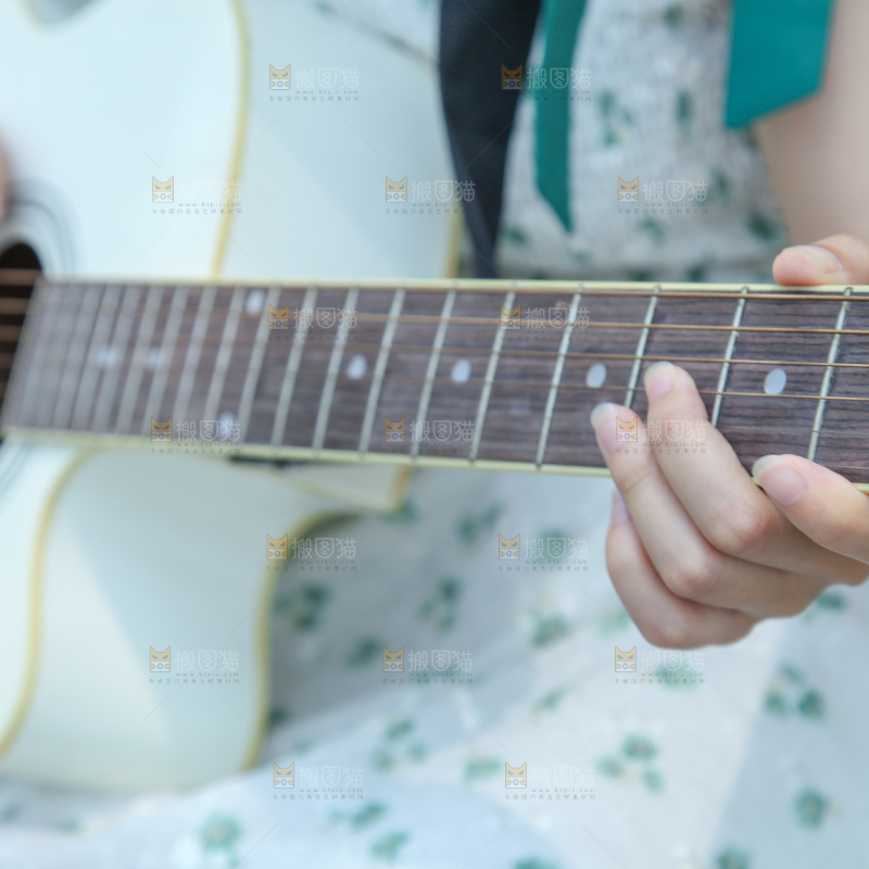 女孩正在弹吉他