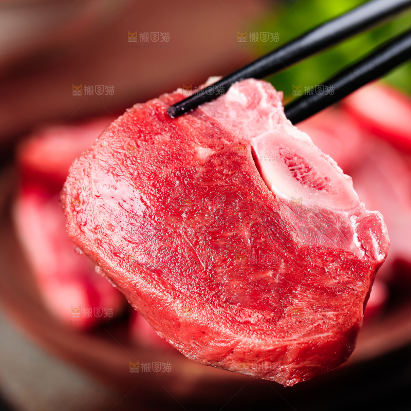 筷子夹着一块牛仔骨