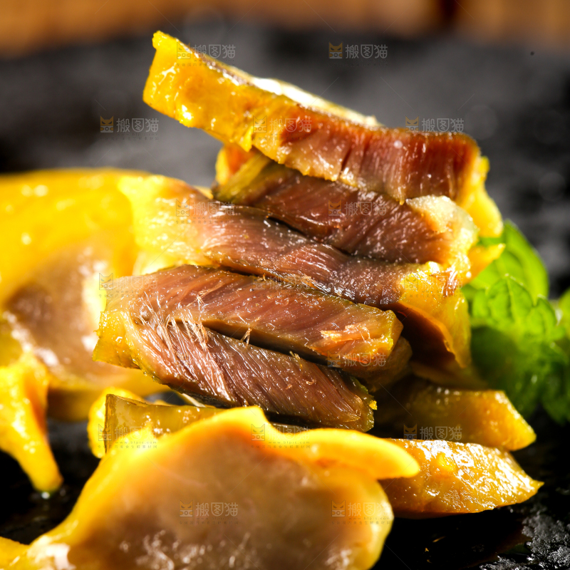 盘子里装着盐焗鸭珍