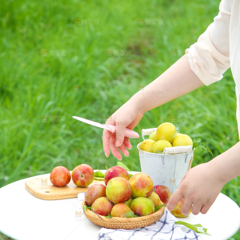 桌子上摆放着李子