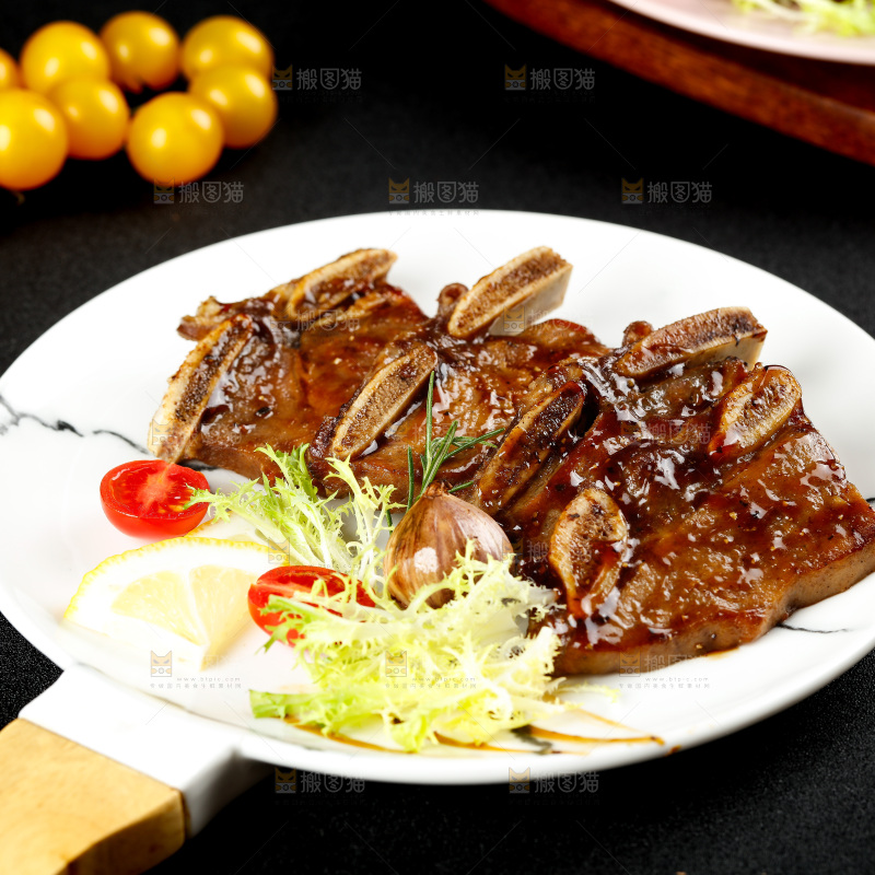 盘子里装着香煎牛肋骨