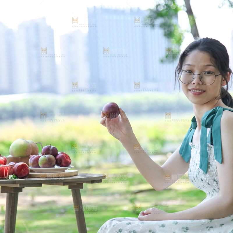女孩手里拿着水果