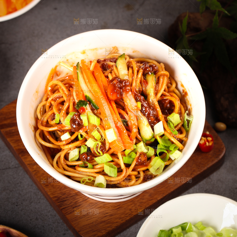 碗里装着肉酱拌面