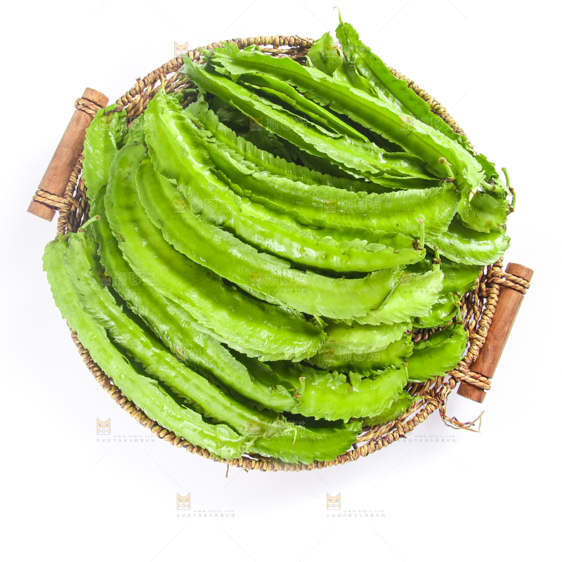 篮子里装着新鲜四角豆