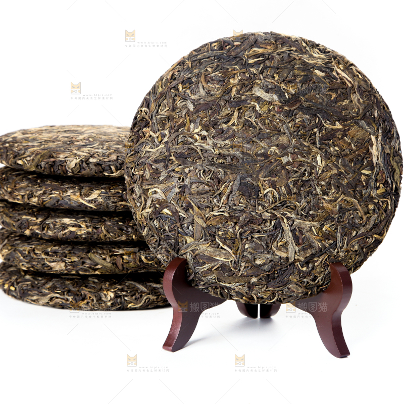 白底上摆放着茶饼
