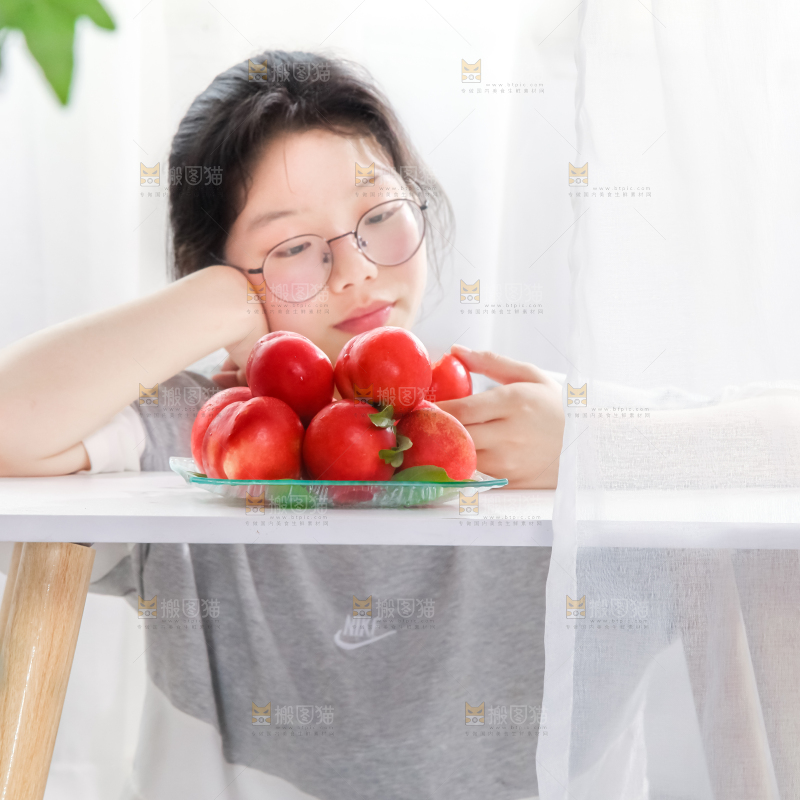 女孩手里拿着水果