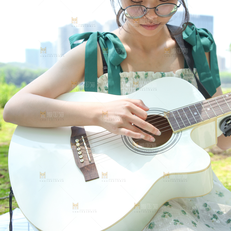 女孩正在弹吉他