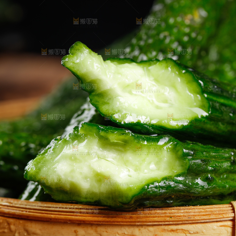 篮子里装着小黄瓜仔