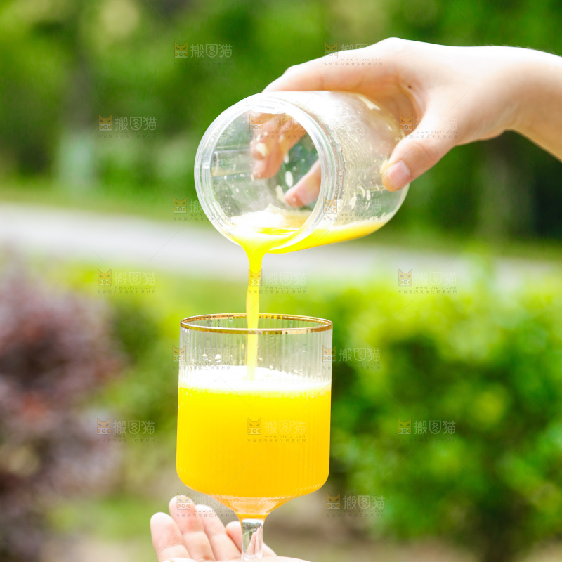 手里拿着一杯芒果汁