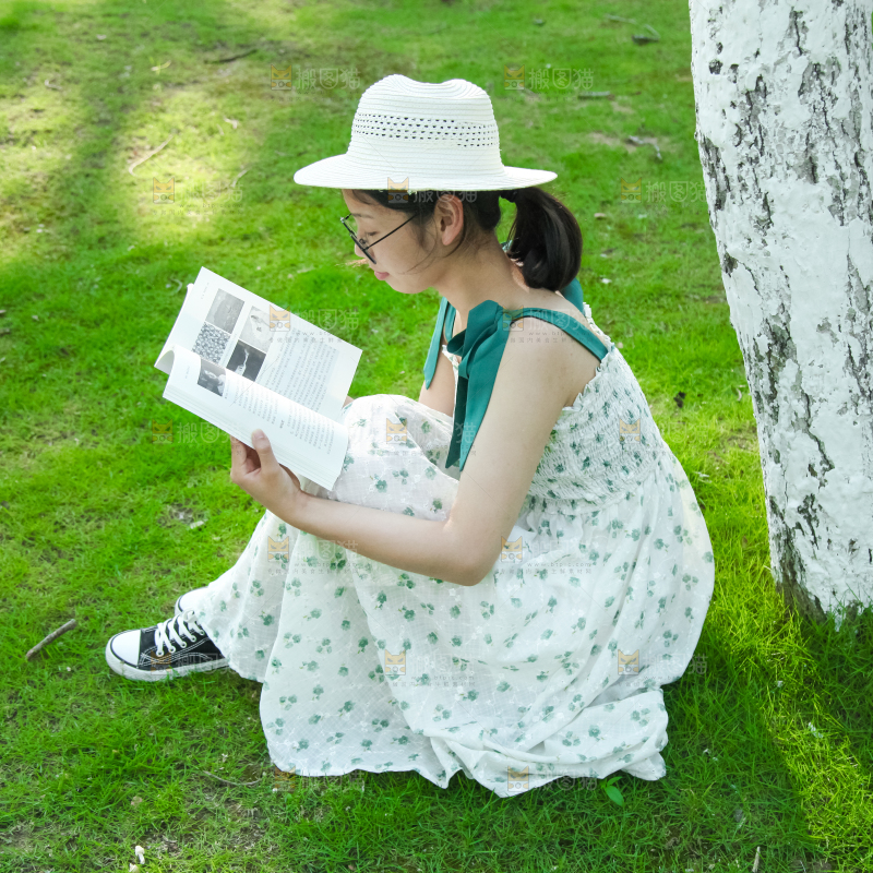 女孩正在看书