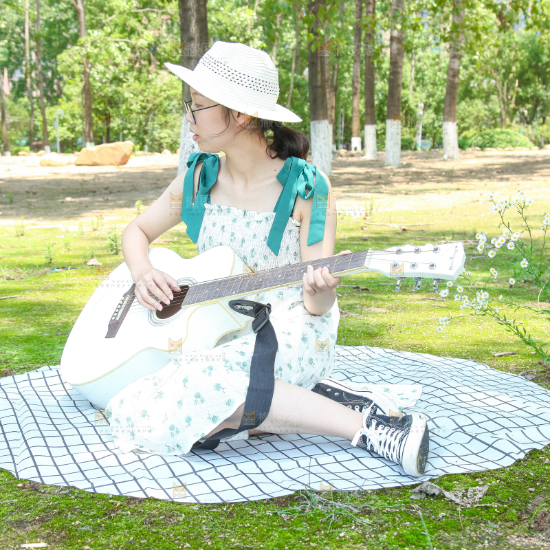 女孩正在弹吉他