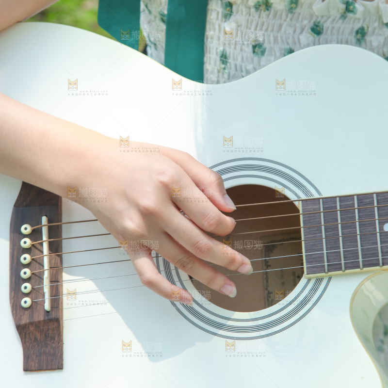 女孩正在弹吉他