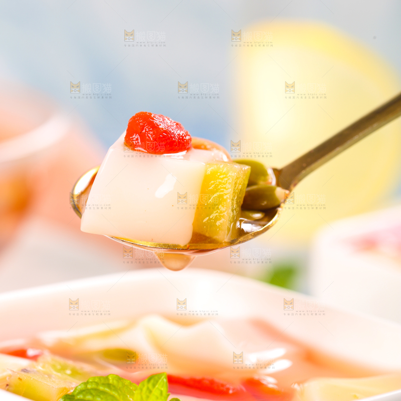 杯子里装着水果清补凉