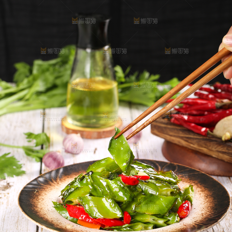 盘子里装着清炒四角豆