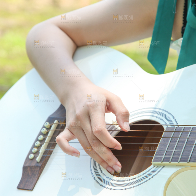 女孩正在弹吉他
