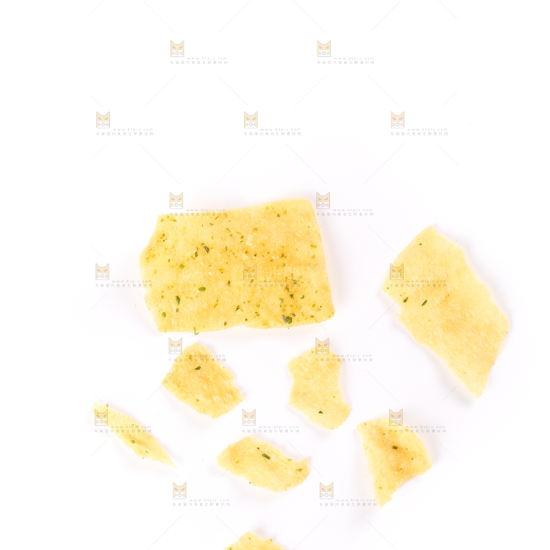 白底上摆放着脆薯片