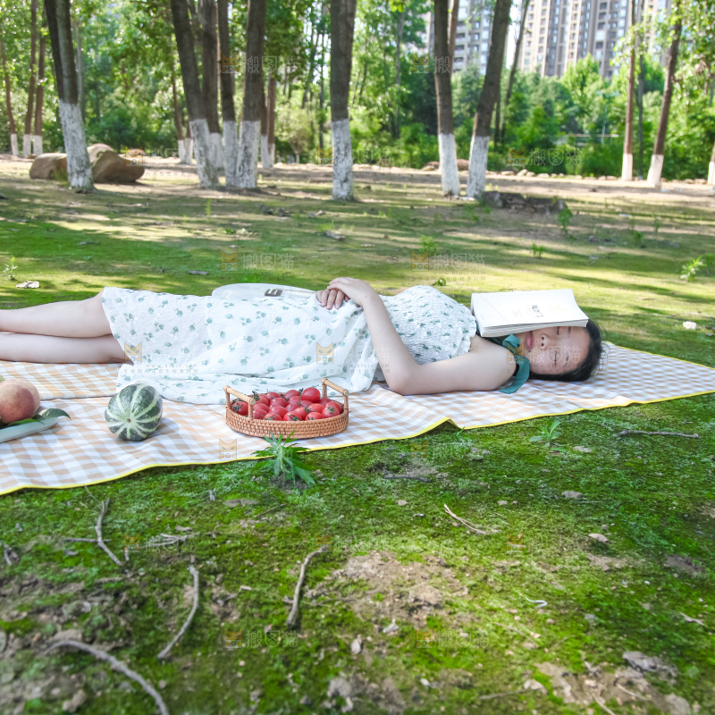 女孩聚会后正在休息
