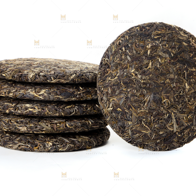 白底上摆放着茶饼