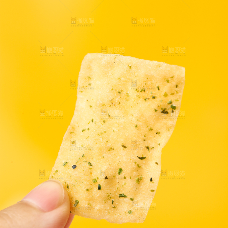 手里拿着薯片