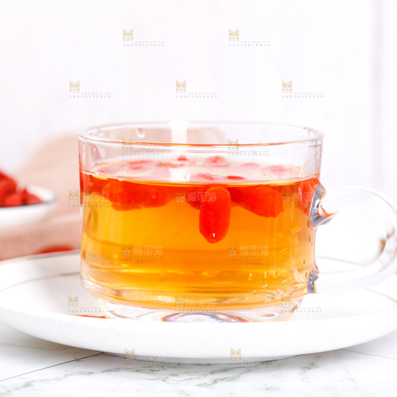 杯子里装着枸杞茶