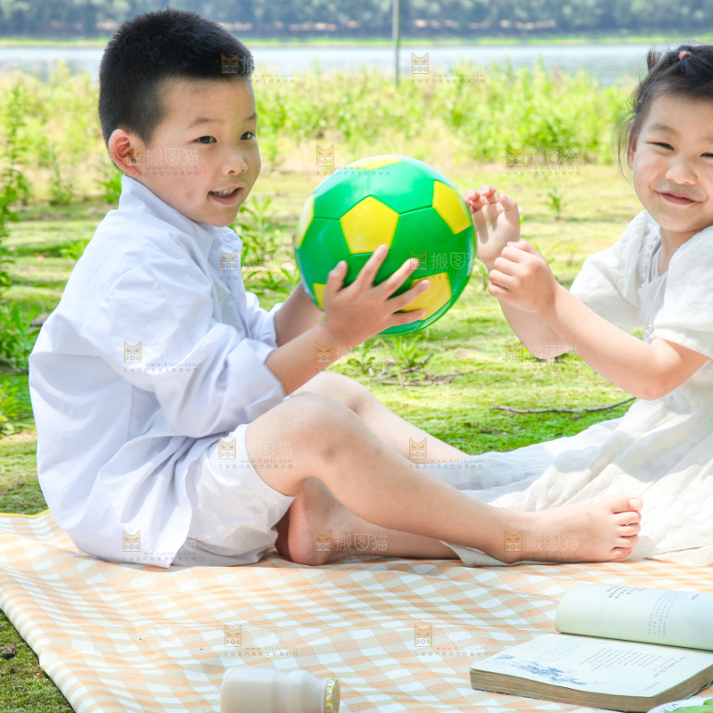 小孩子正在游玩