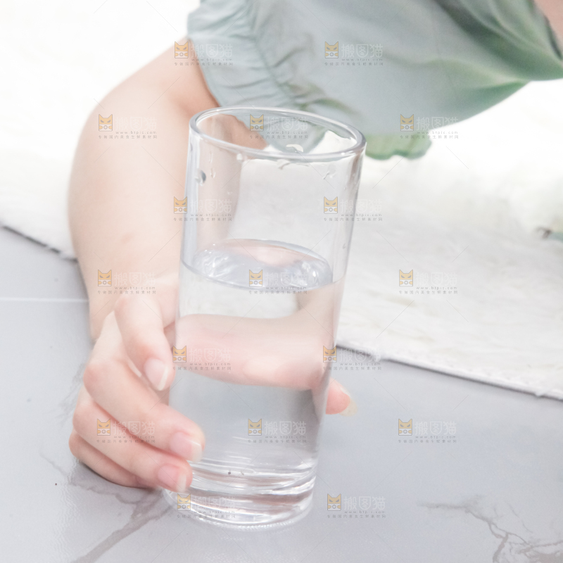 手里拿着一杯水