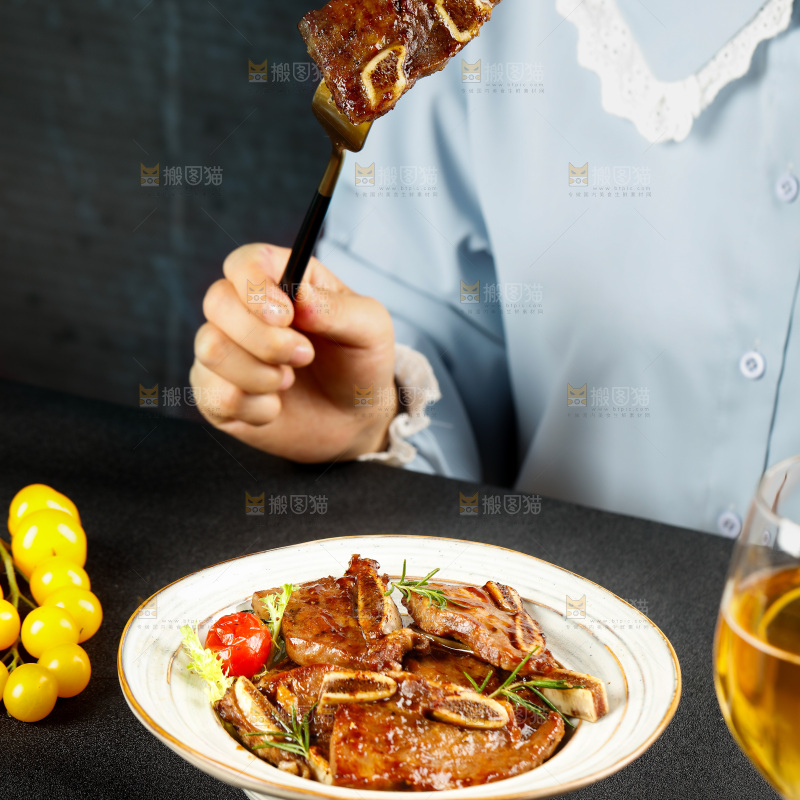 碟子里装着香煎牛仔骨