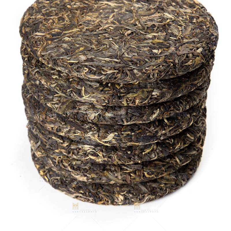 白底上摆放着茶饼