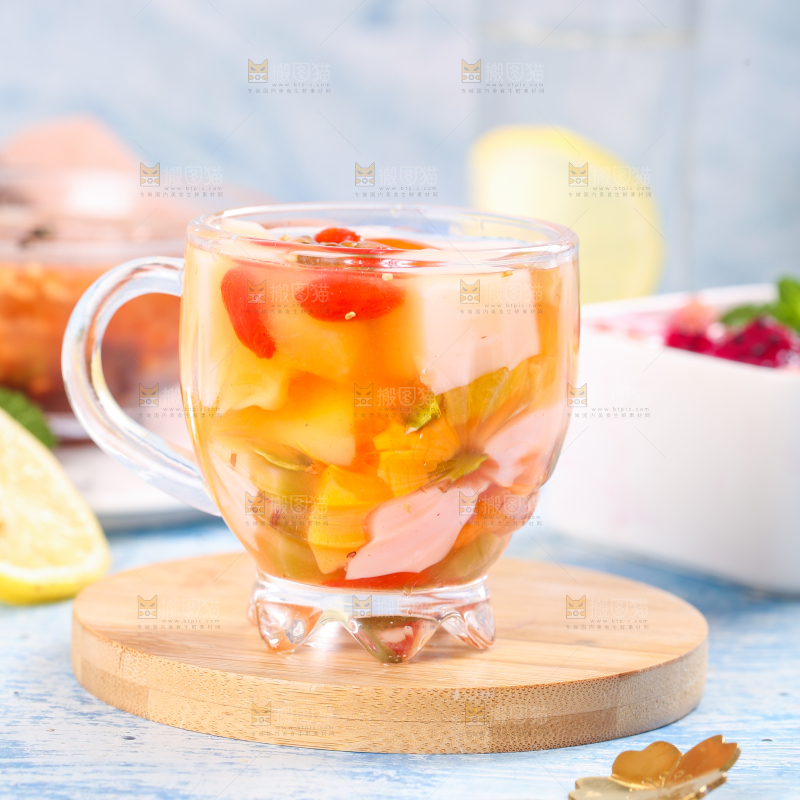 杯子里装着水果清补凉