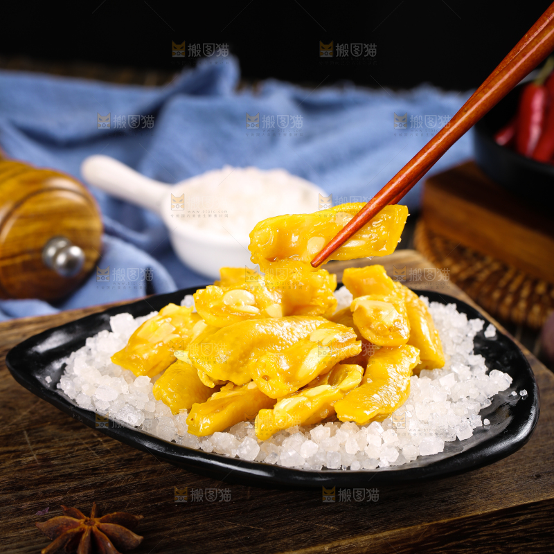 盘子里装着鸡脚筋