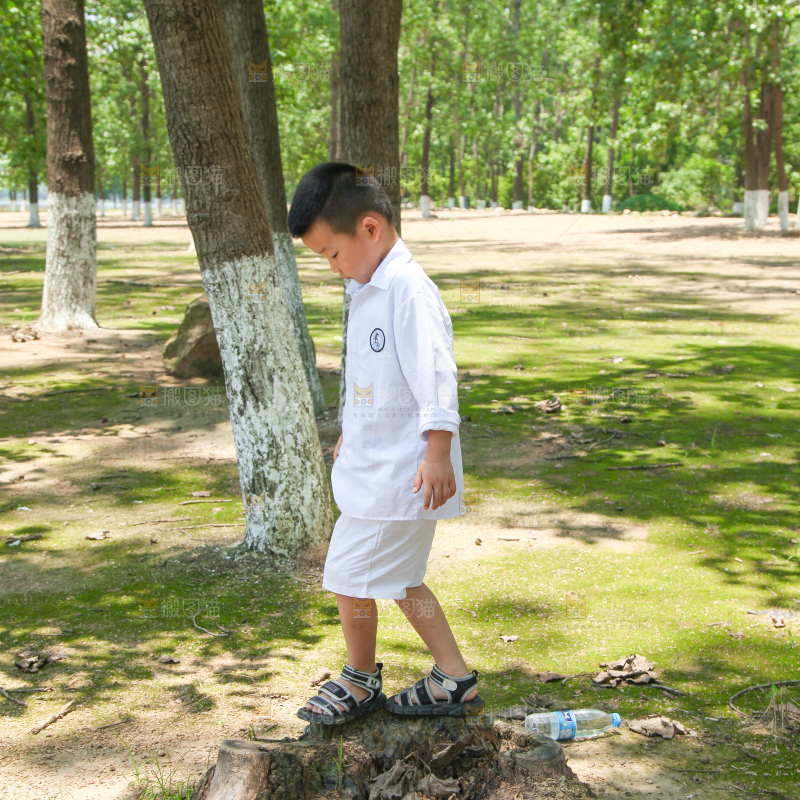 小男孩正在游玩