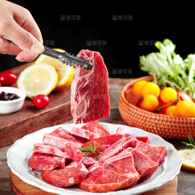 盘子里装着牛肋骨