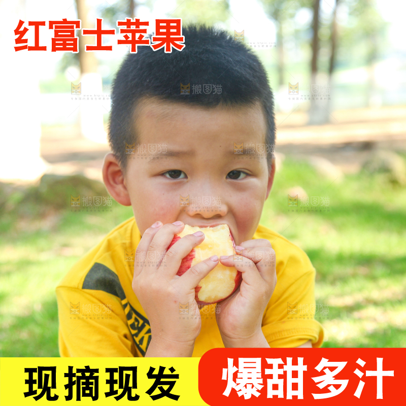 小男孩正在吃苹果