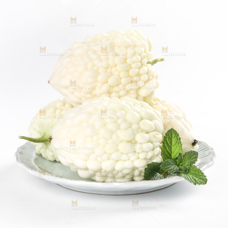 盘子里装着苹果苦瓜