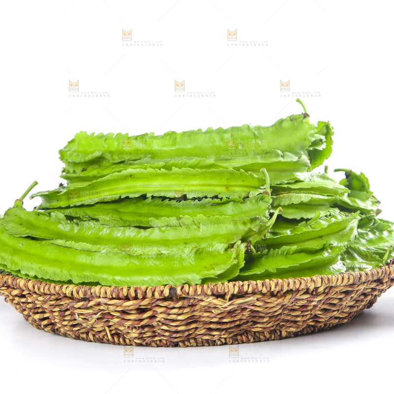 篮子里装着新鲜四角豆