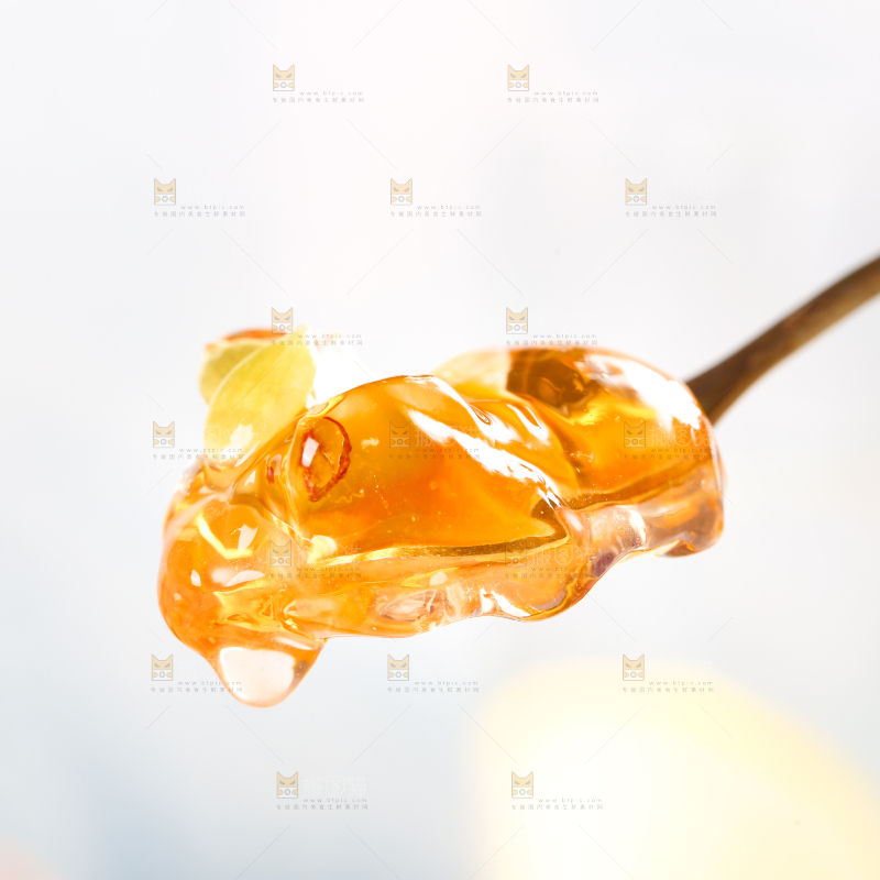 勺子上放着水果凉粉